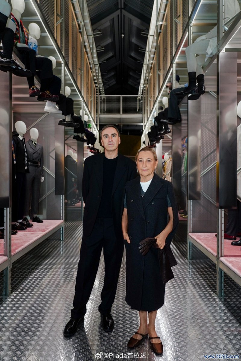 普拉达联合创意总监Miuccia Prada（右）和Raf Simons   图/品牌微博