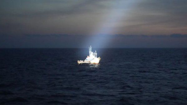 网络配资 韩国籍渔船遇险，中国海警局救助8名外籍渔民